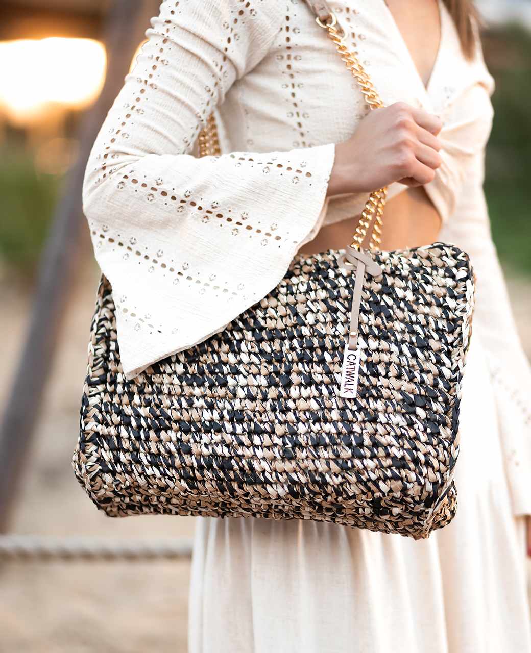 Frau im Boho-Style-Outfit trägt kreativ gemusterte Shopper-Bag unter ihrem Arm