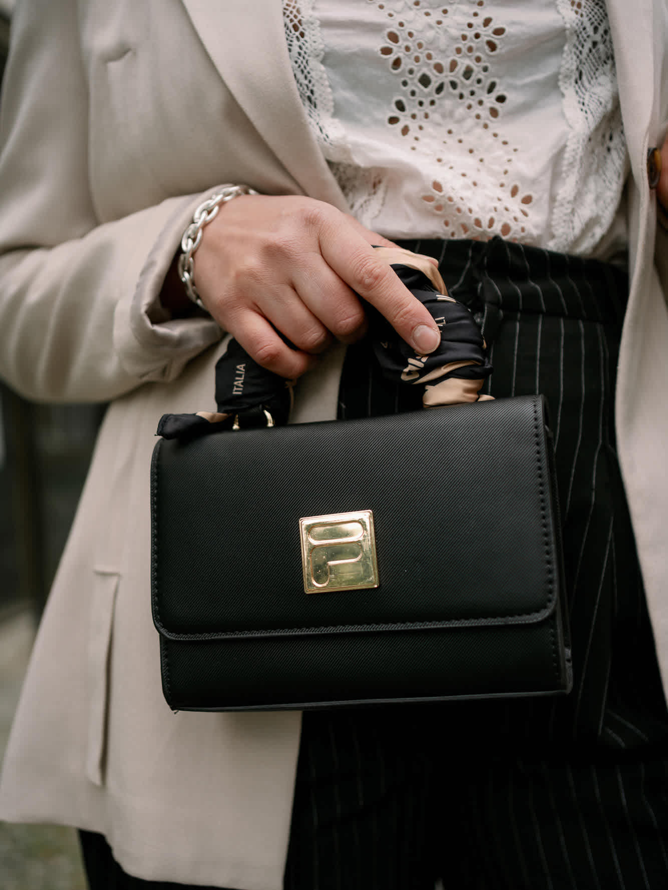 Nahaufnahme einer Frau mit schwarzer Business-Handtasche