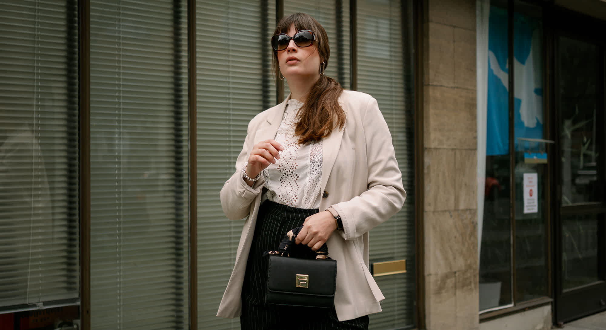 Frau in Office-Outfit mit schwarzer Slingback-Tasche