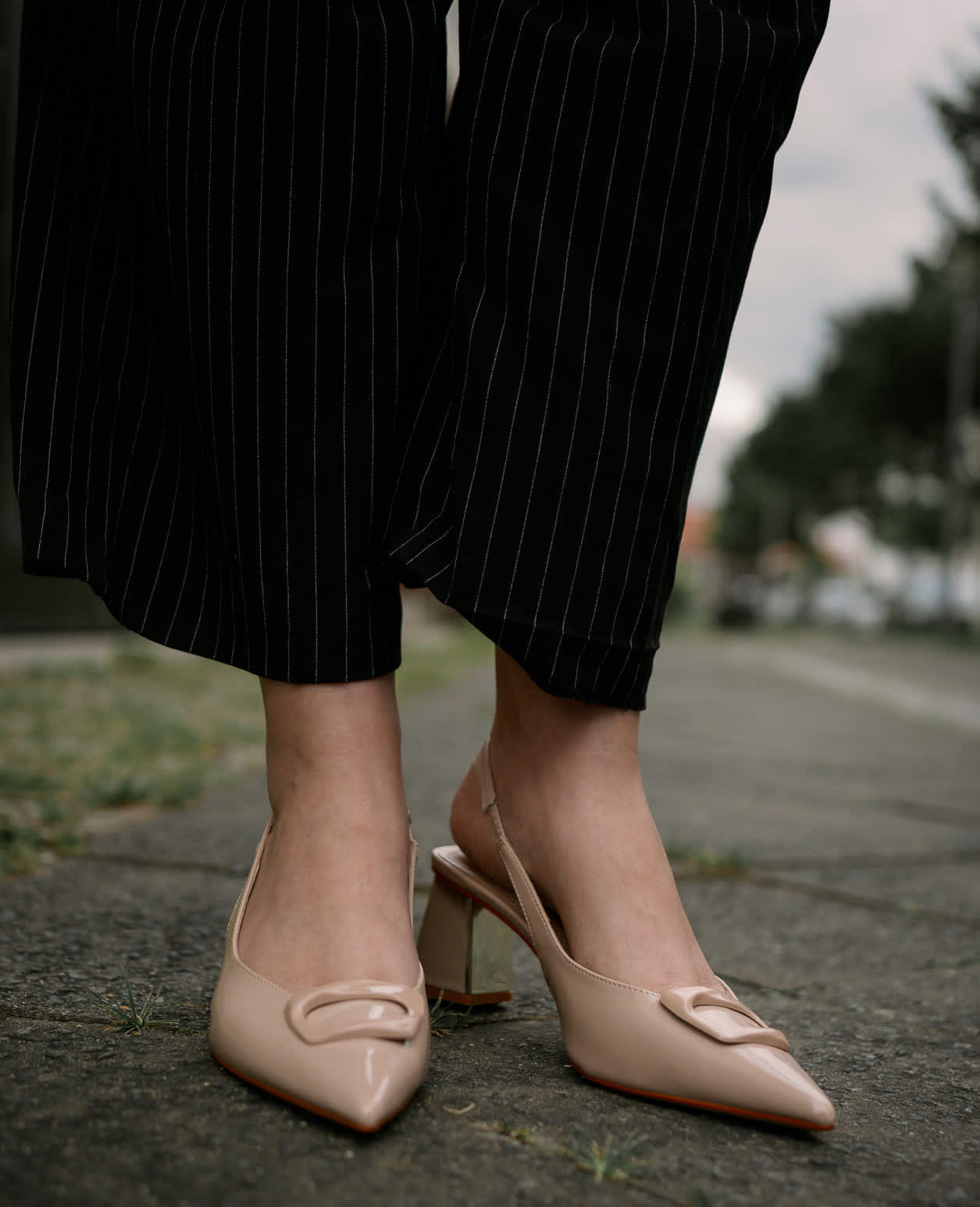 Nahaufnahme einer Frau mit beigen Slingback-Pumps