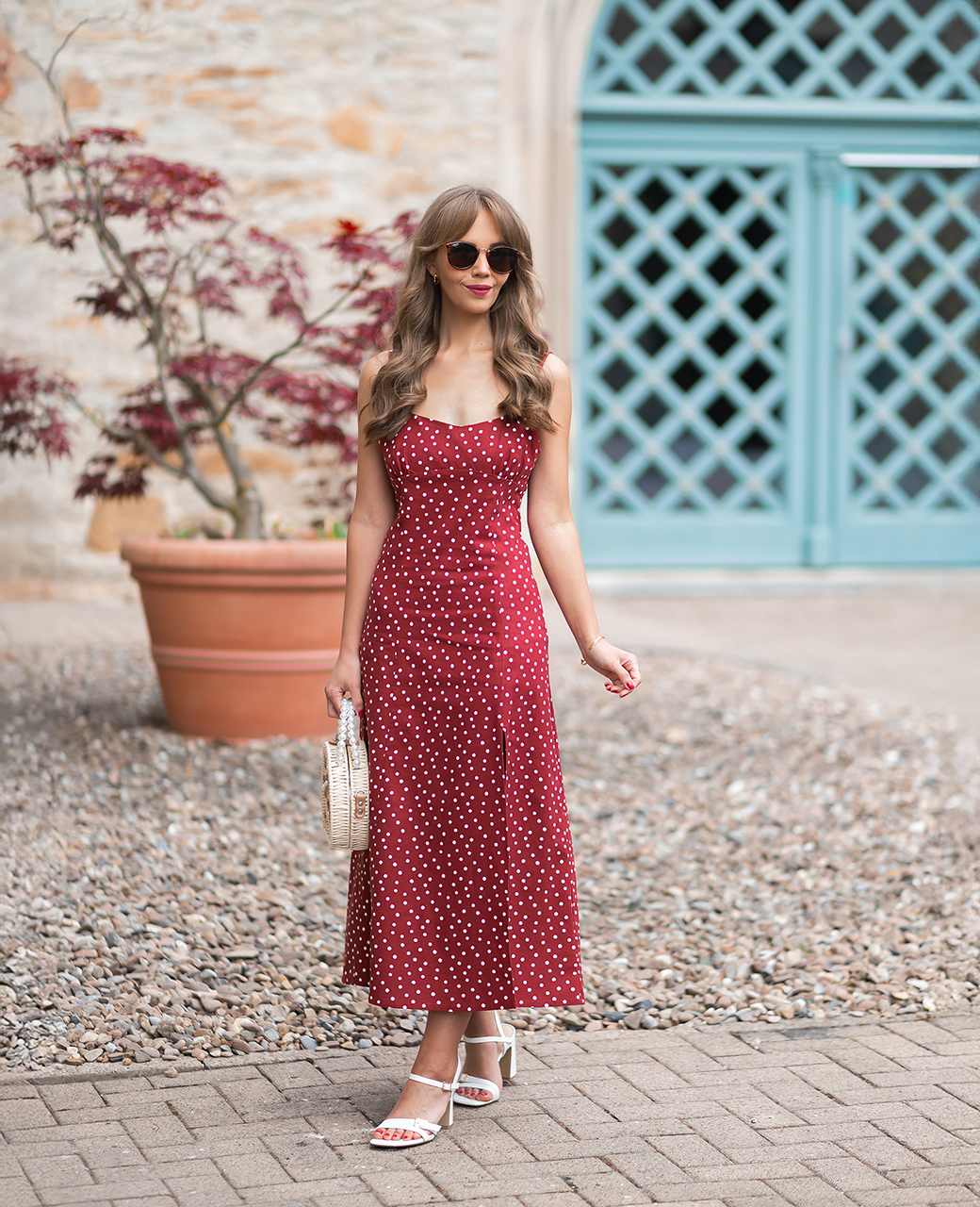 Frau posiert in rotem Polka-Dot-Kleid