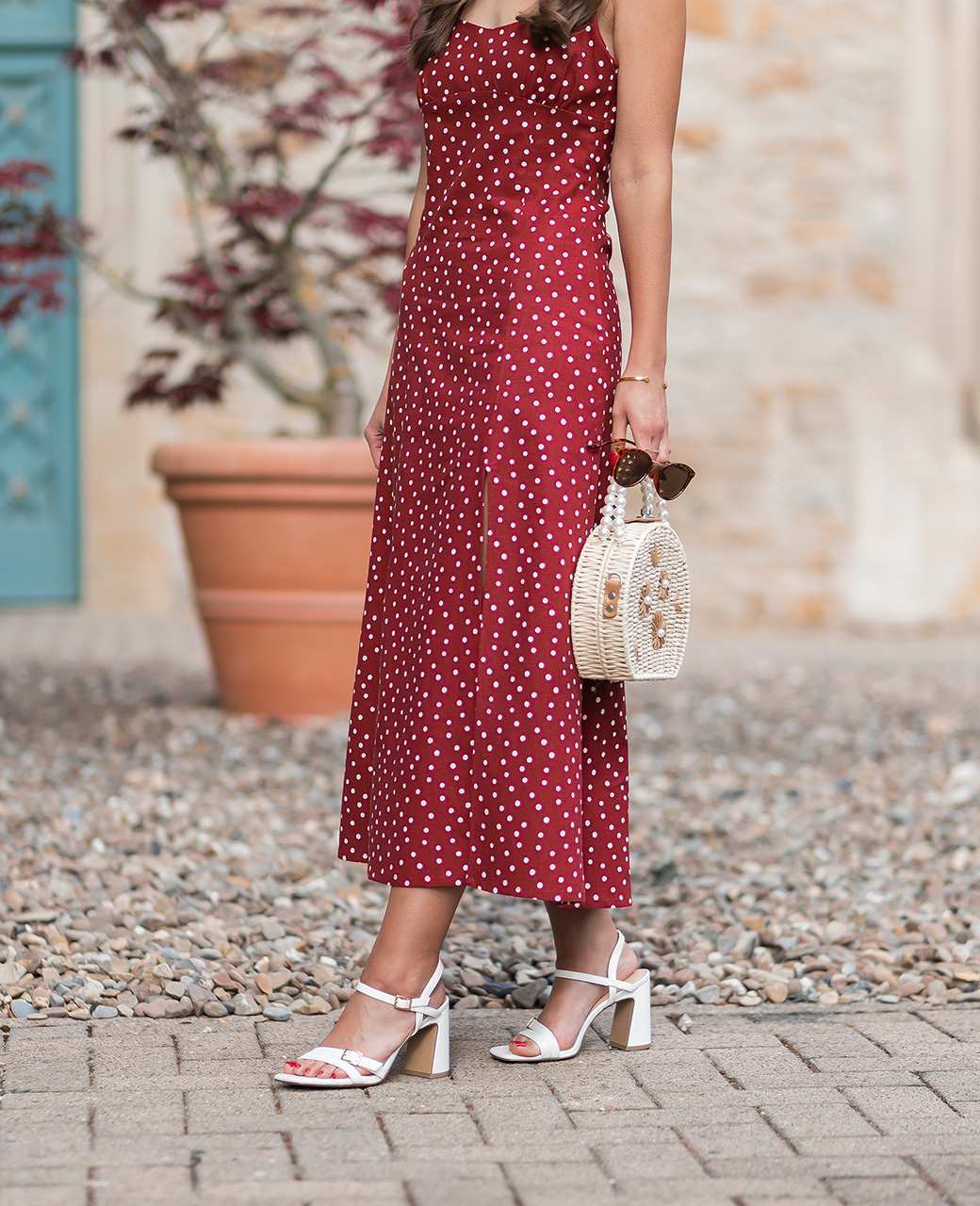 Frau in Polka-Dot-Outfit mit weißen Riemchen-Sandaletten
