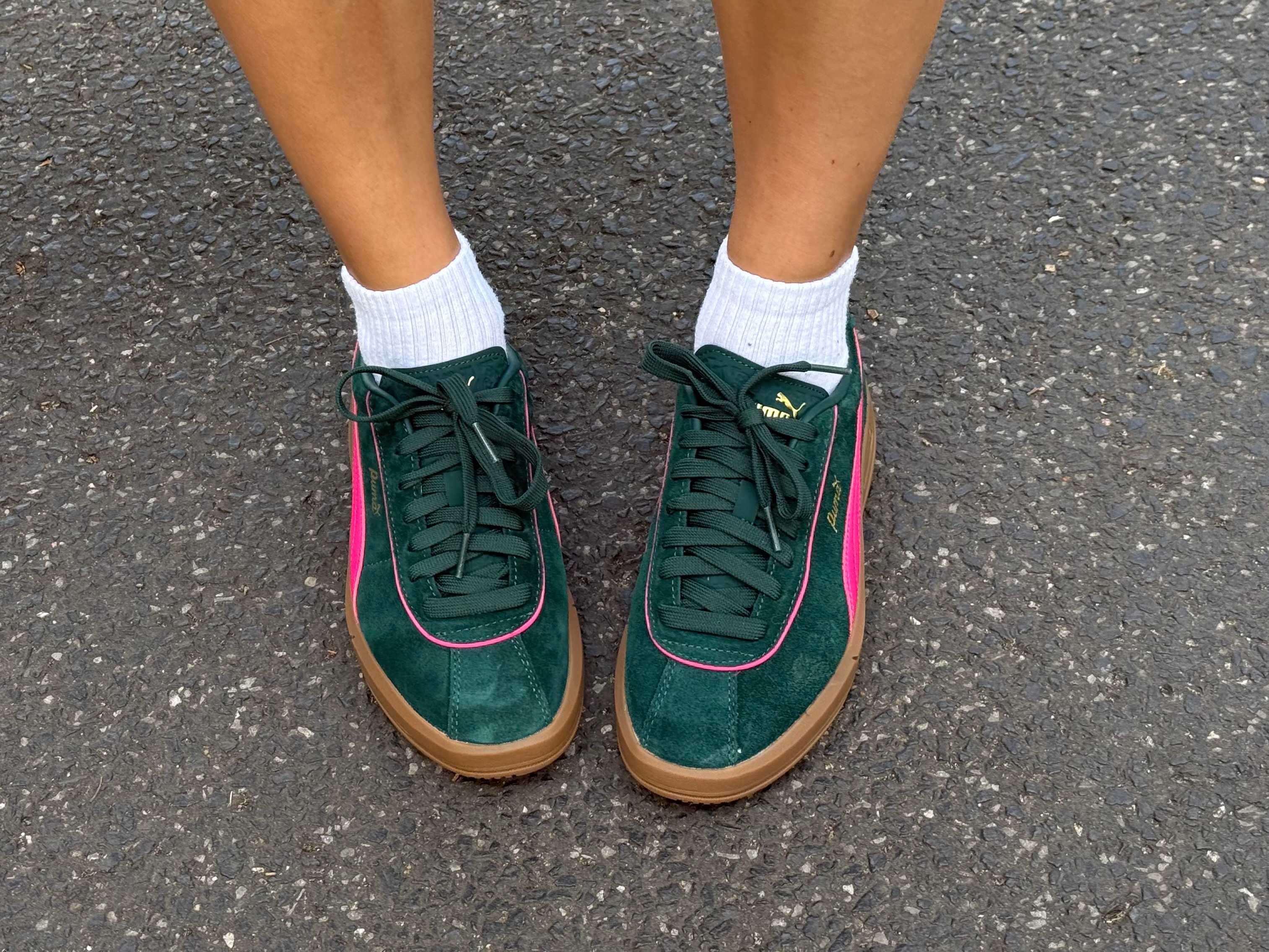 Frau trägt Retro-Sneaker mit weißen Socken, Top-Down-Ansicht