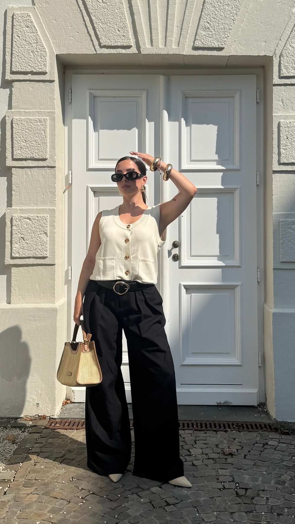 Old Money Fashion Outfit mit einer Farbpalette aus Creme, Braun, Schwarz und Gold