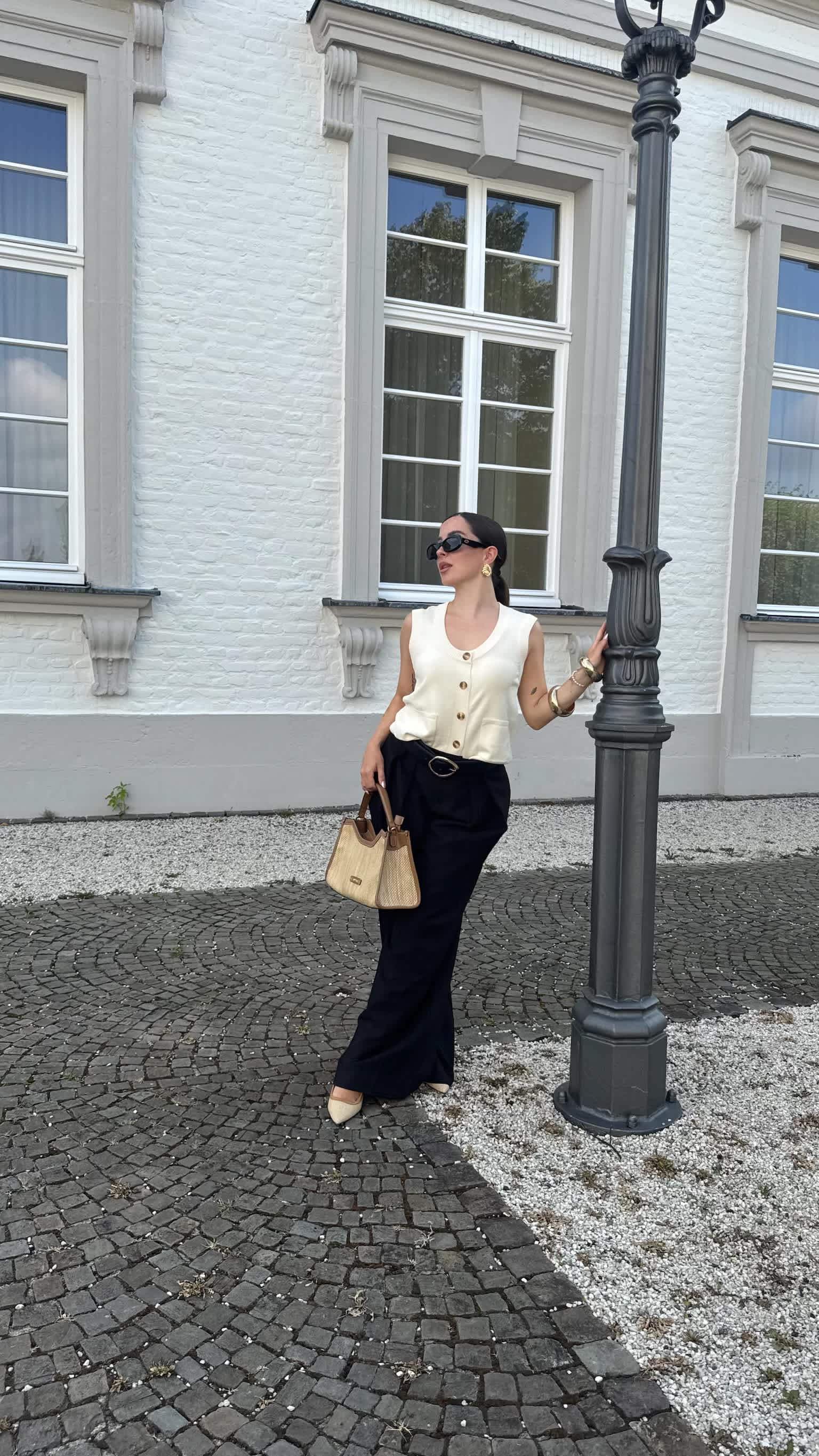 Volle Ansicht des Old Money Style Outfits mit Sonnenbrille inszeniert 