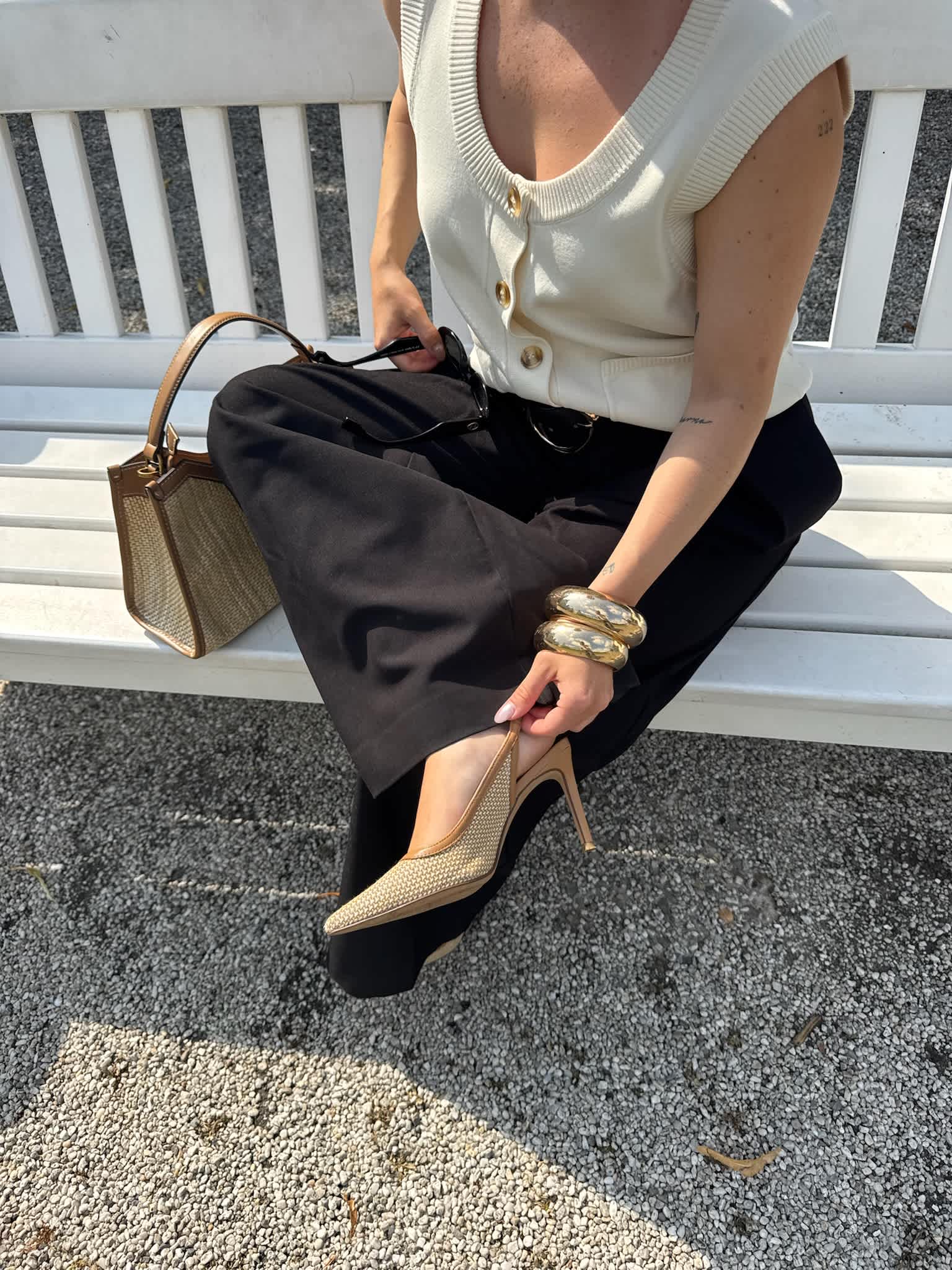 Frau präsentiert ihr Old Money Fashion Outfit mit cremefarbenen Schuhen
