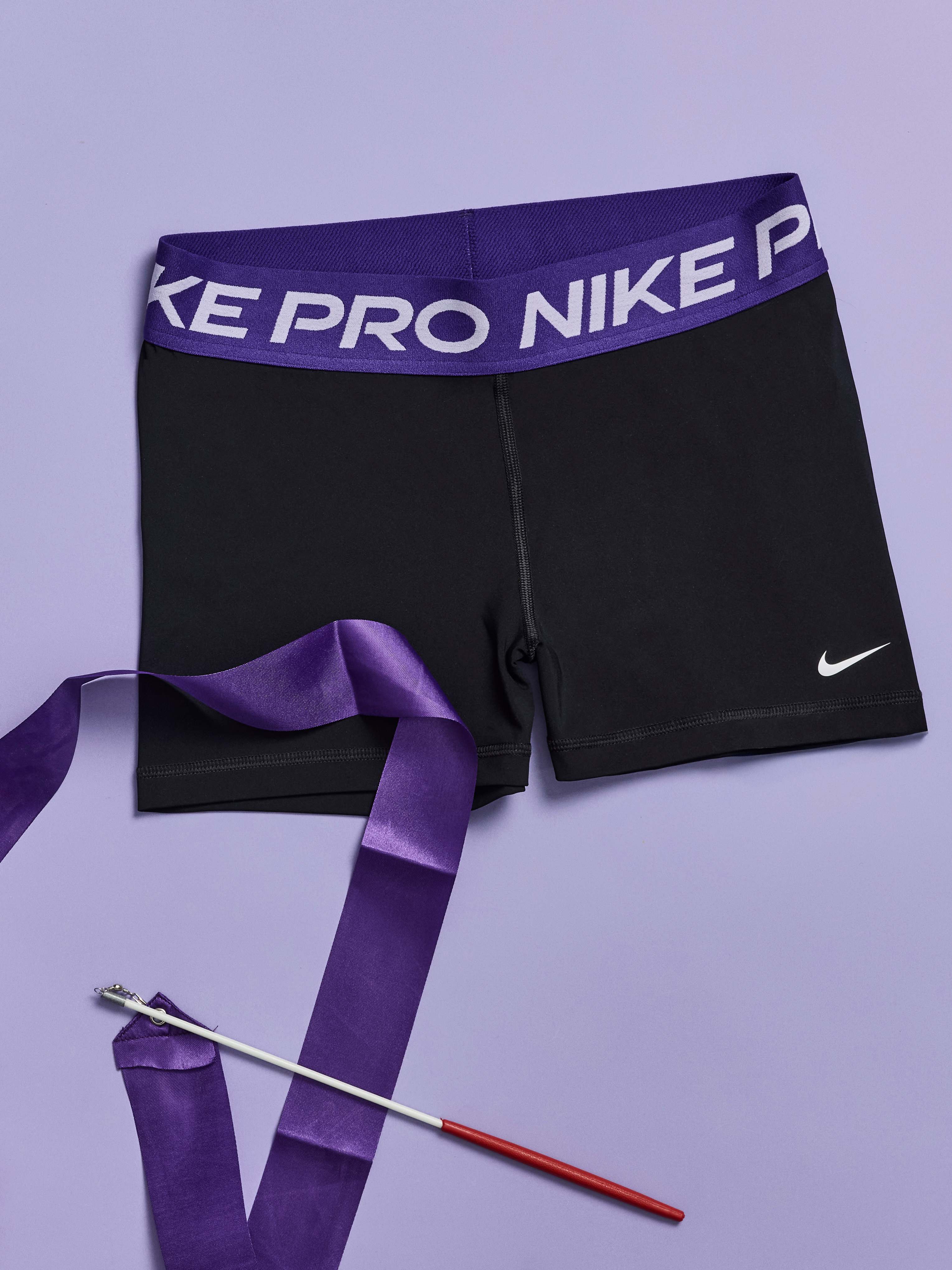 Schwarz-lilafarbene Nike-Unterhose, auf der eine lila Schleife liegt