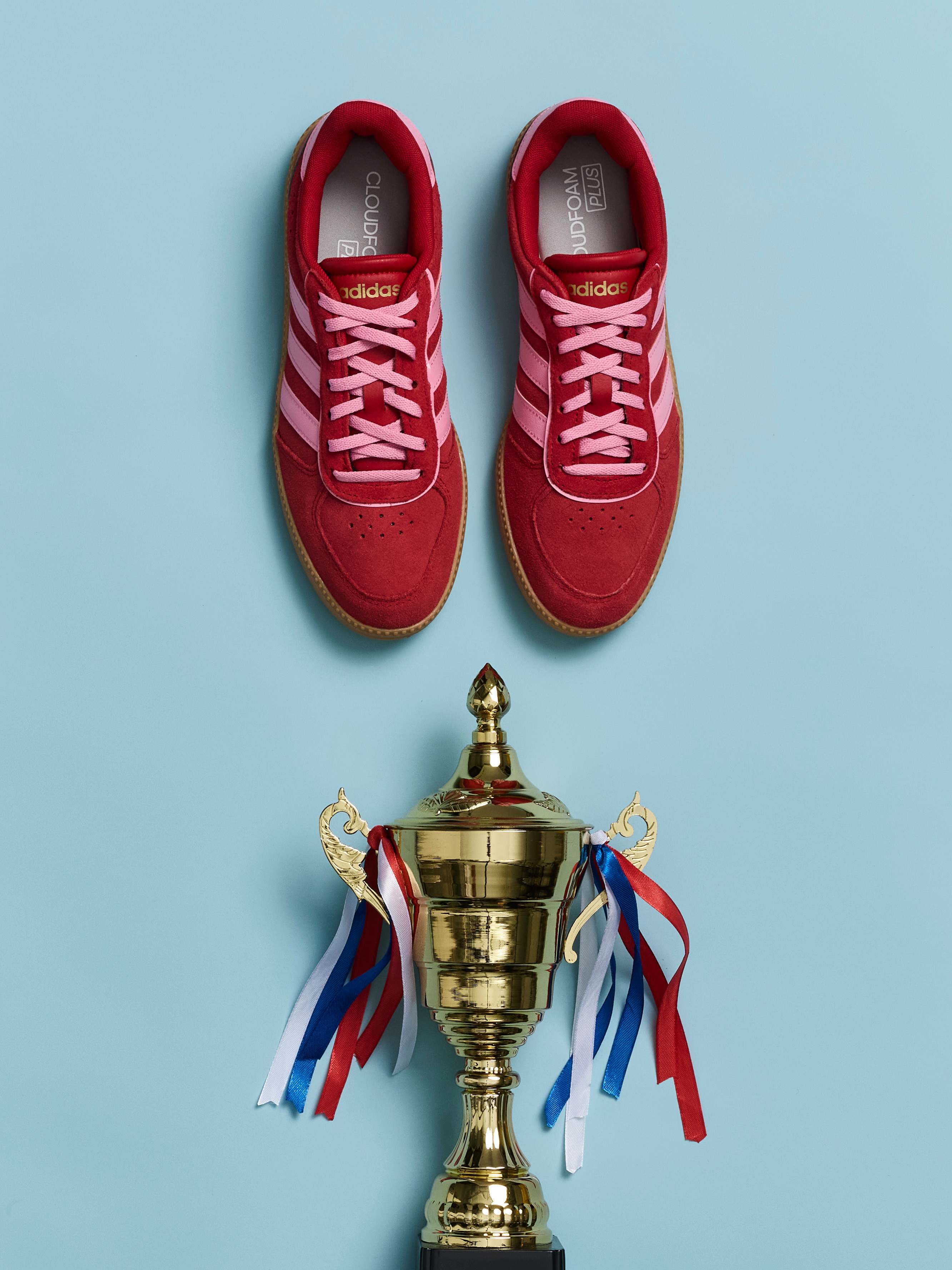 Rote Sport-Sneaker der Marke ADIDAS, mit deinem Pokal im Bild