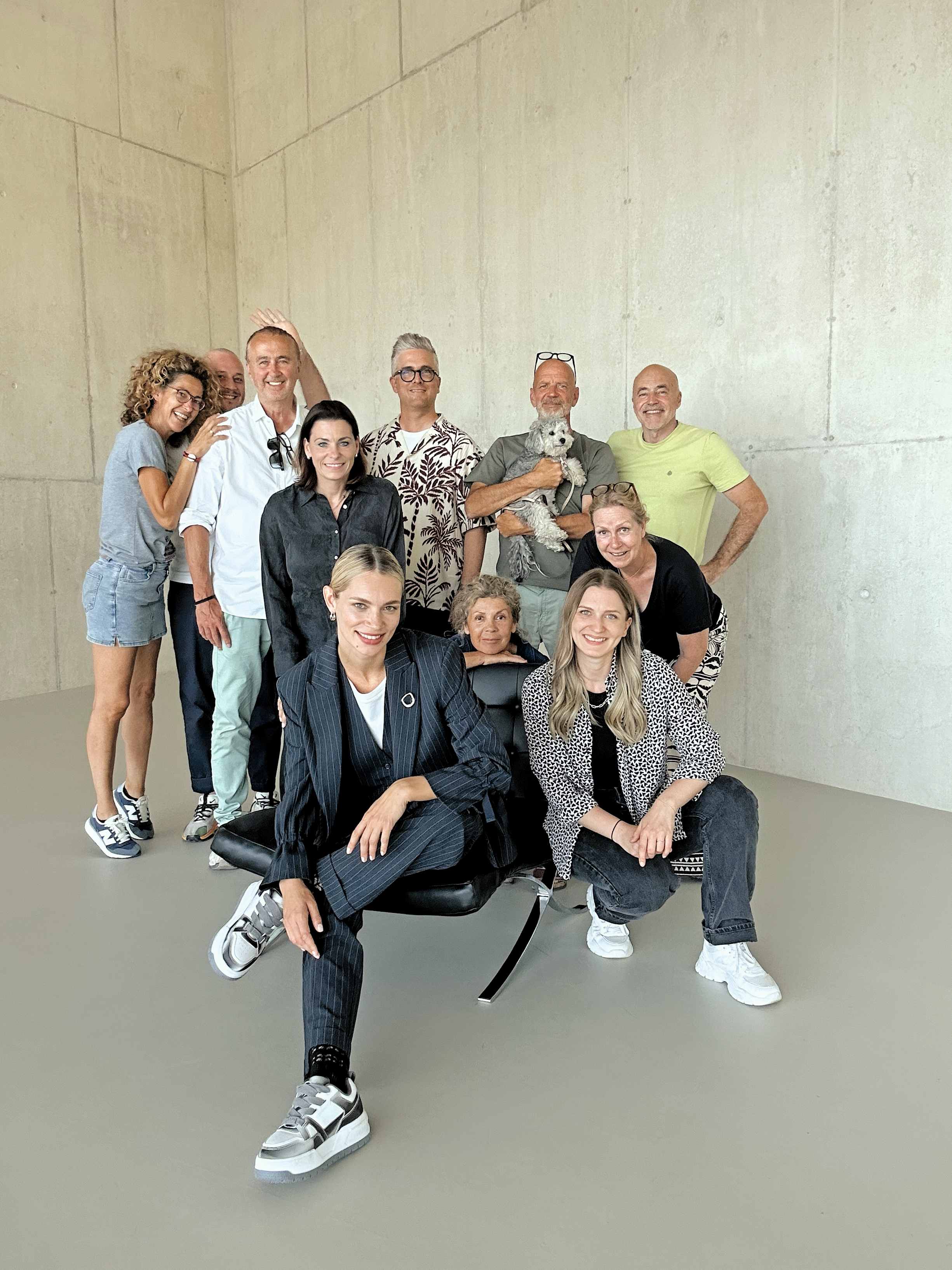 Teamfoto der Crew für das ICONIC-Shooting zur Shoe Fashion Herbst / Winter-Ausgabe 2025