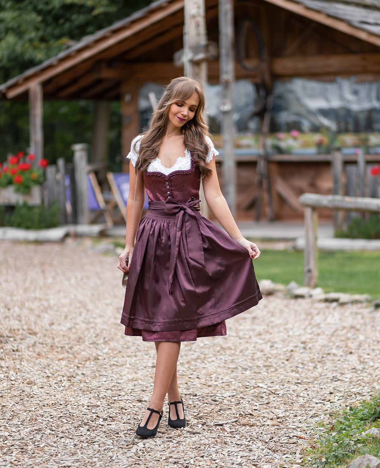 Junge Frau steht lässig in türkisfarbenem Wiesn Outfit