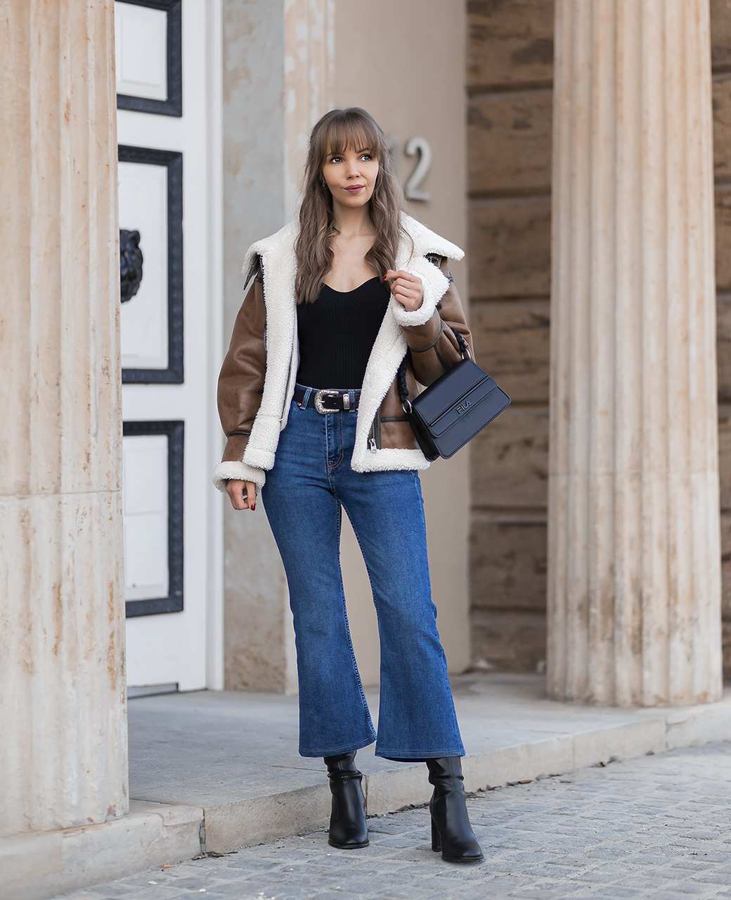 Frau trägt lässiges Outfit nach dem skandinavischen Älskling-Trend