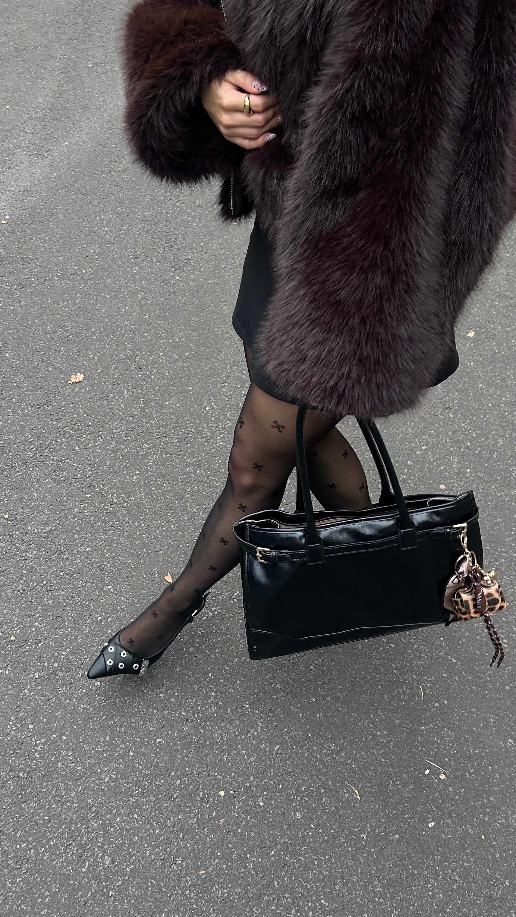 Close-Up einer Frau mit Kunstfelljacke und Strumpfhose zum Outfit