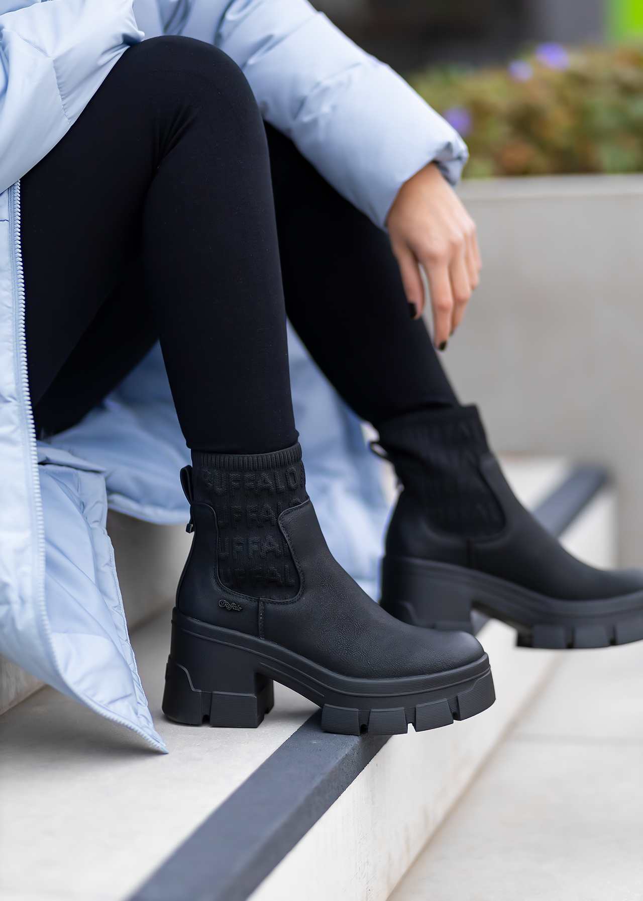 Close-Up einer Frau mit schwarzen Boots und passender Strumpfhose