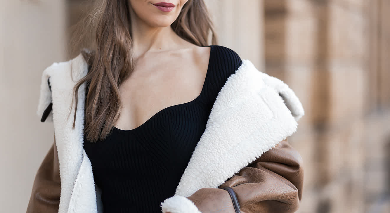 Frau präsentiert ihr schlichtes Outfit im Älskling-Style