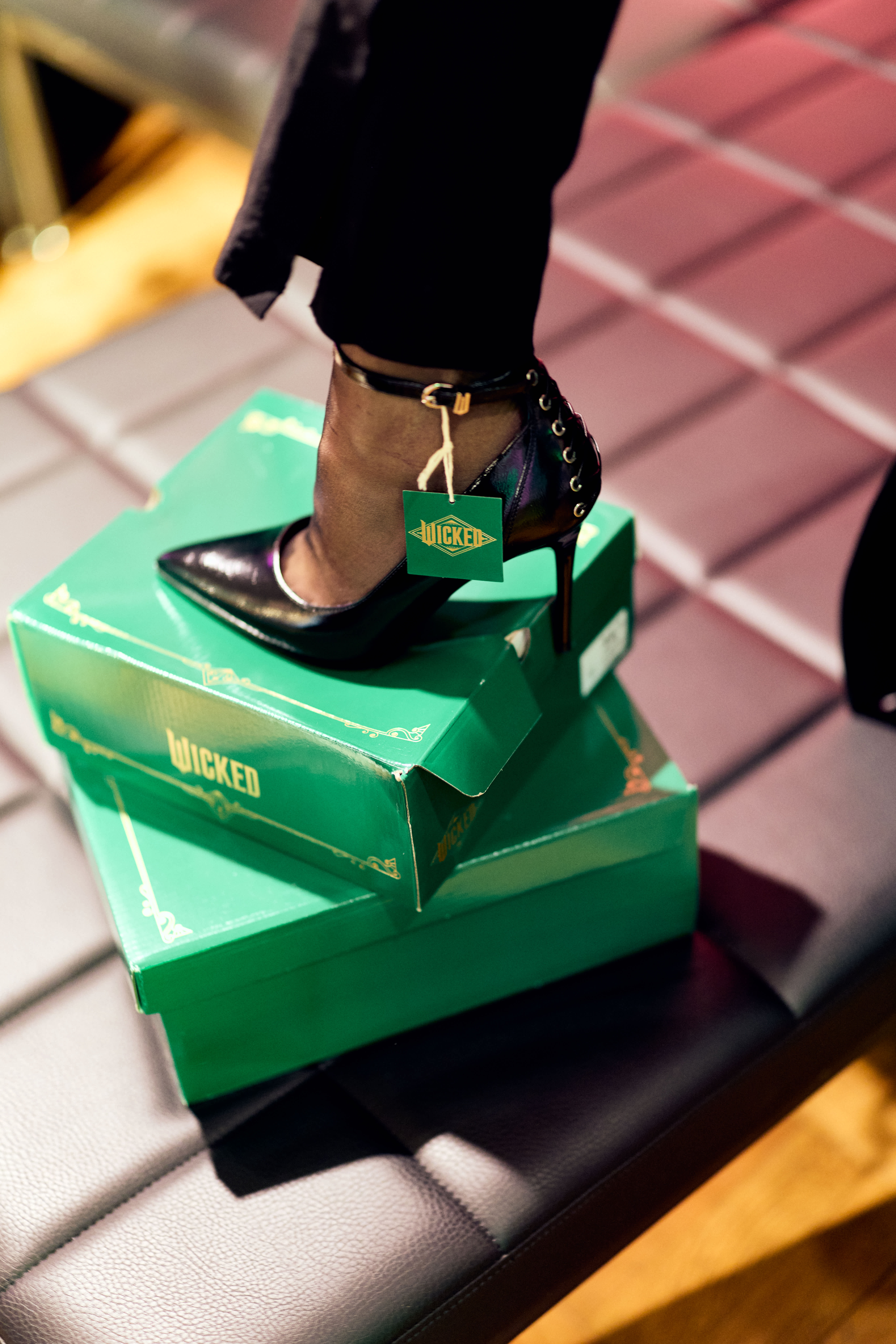 Frau trägt High Heel der Wicked-Kollektion von Deichmann, steht auf zwei Schuhkartons