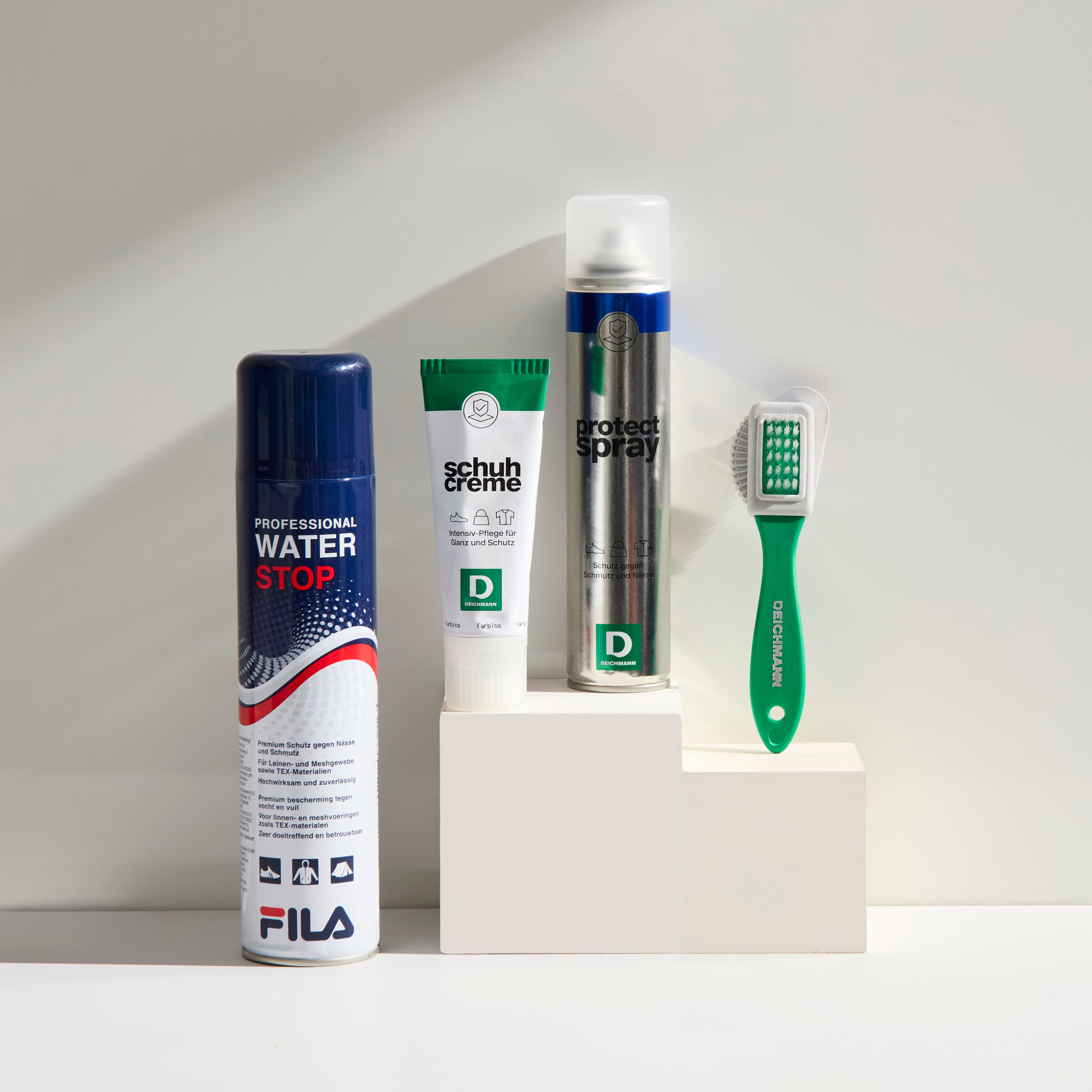Mehrere Pflegeprodukte zur Reinigung von Lederschuhen