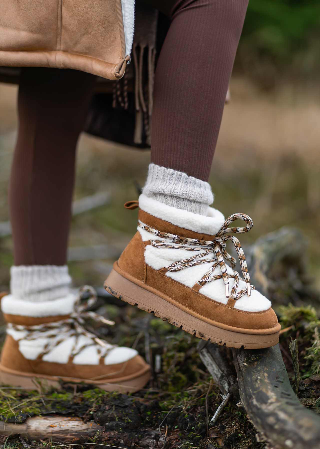 Frau trägt flauschige Fell- Boots in Moccachino-Optik