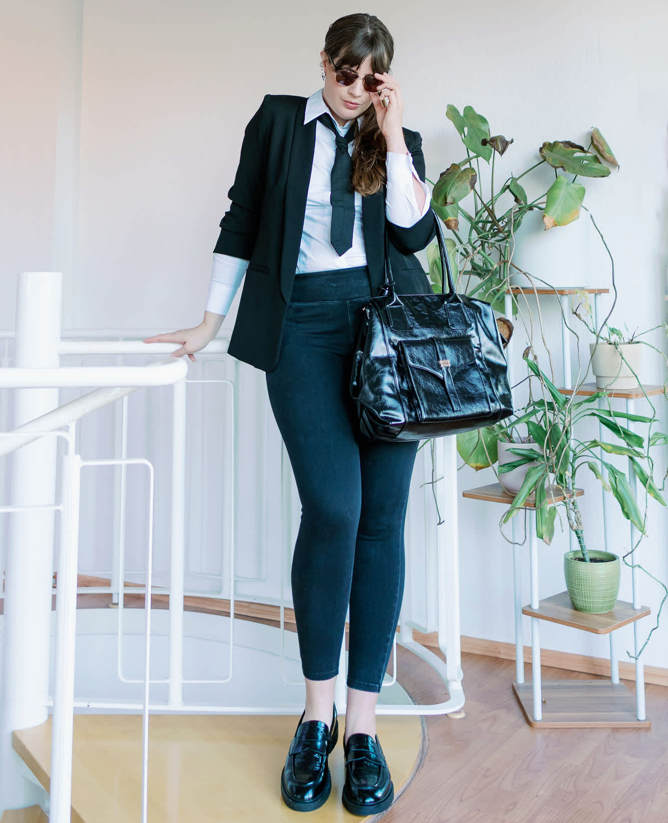 Frau posiert in schwarz-weißem Karl Lagerfeld-Look