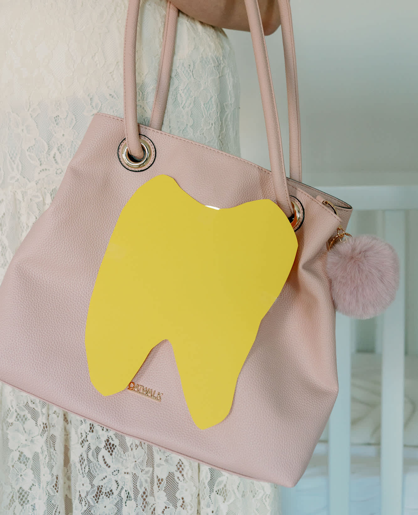 Rosa Handtasche mit gelbem Zahn-Aufstick