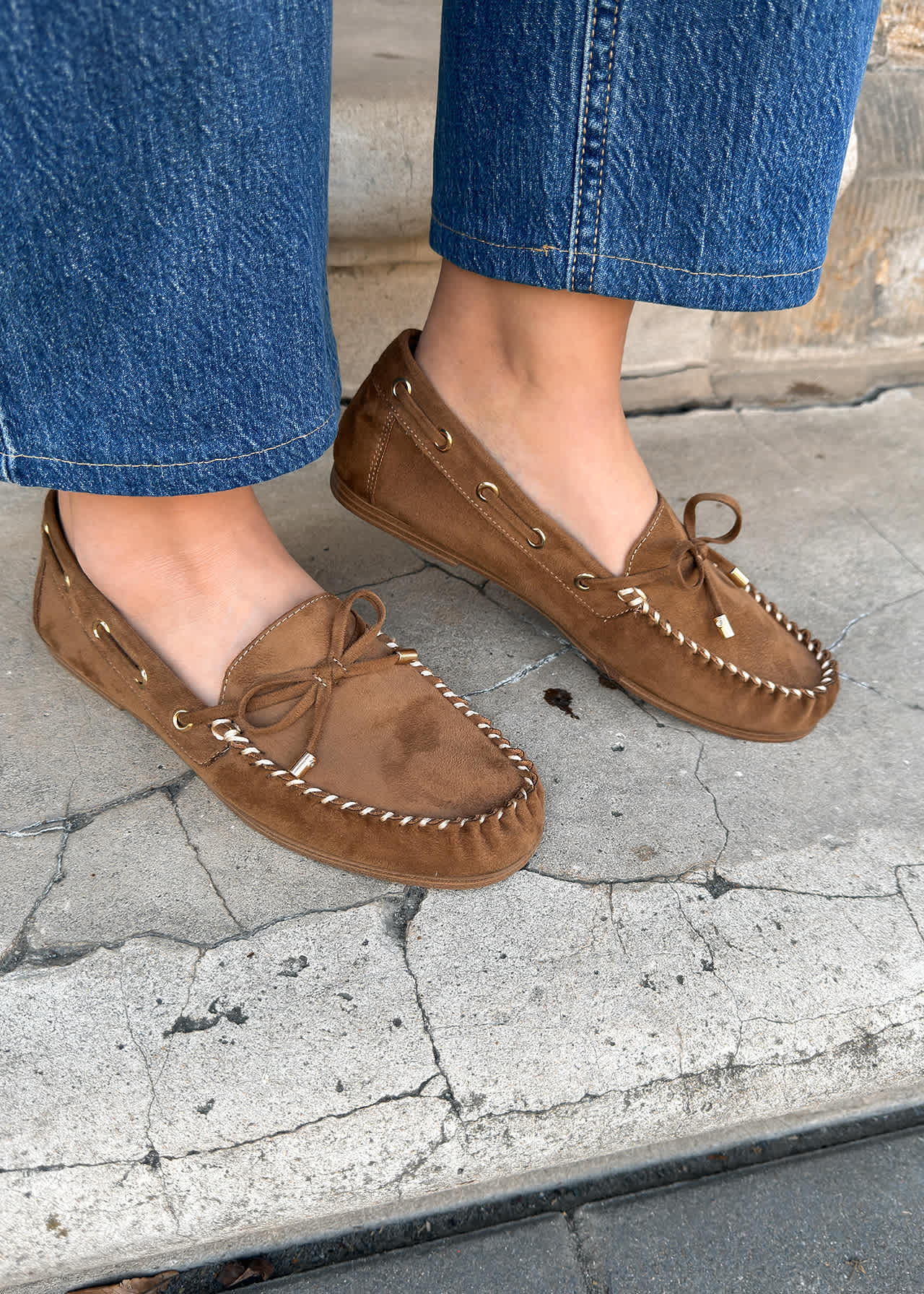 Close-Up Aufnahme der Mokassins mit hellem Detailing und Schleife