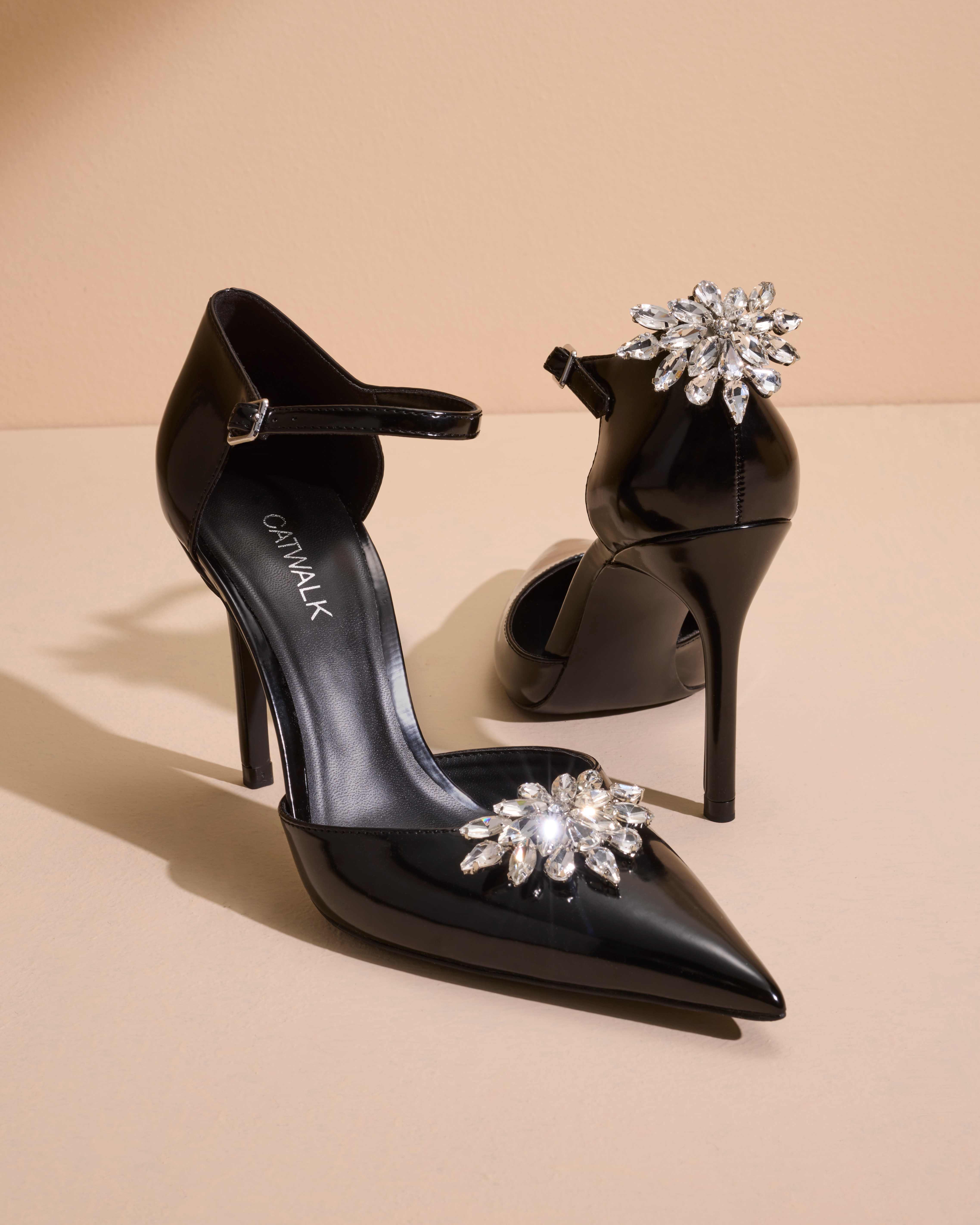 Schwarze Pumps mit silbernen Broschen-Applikationen