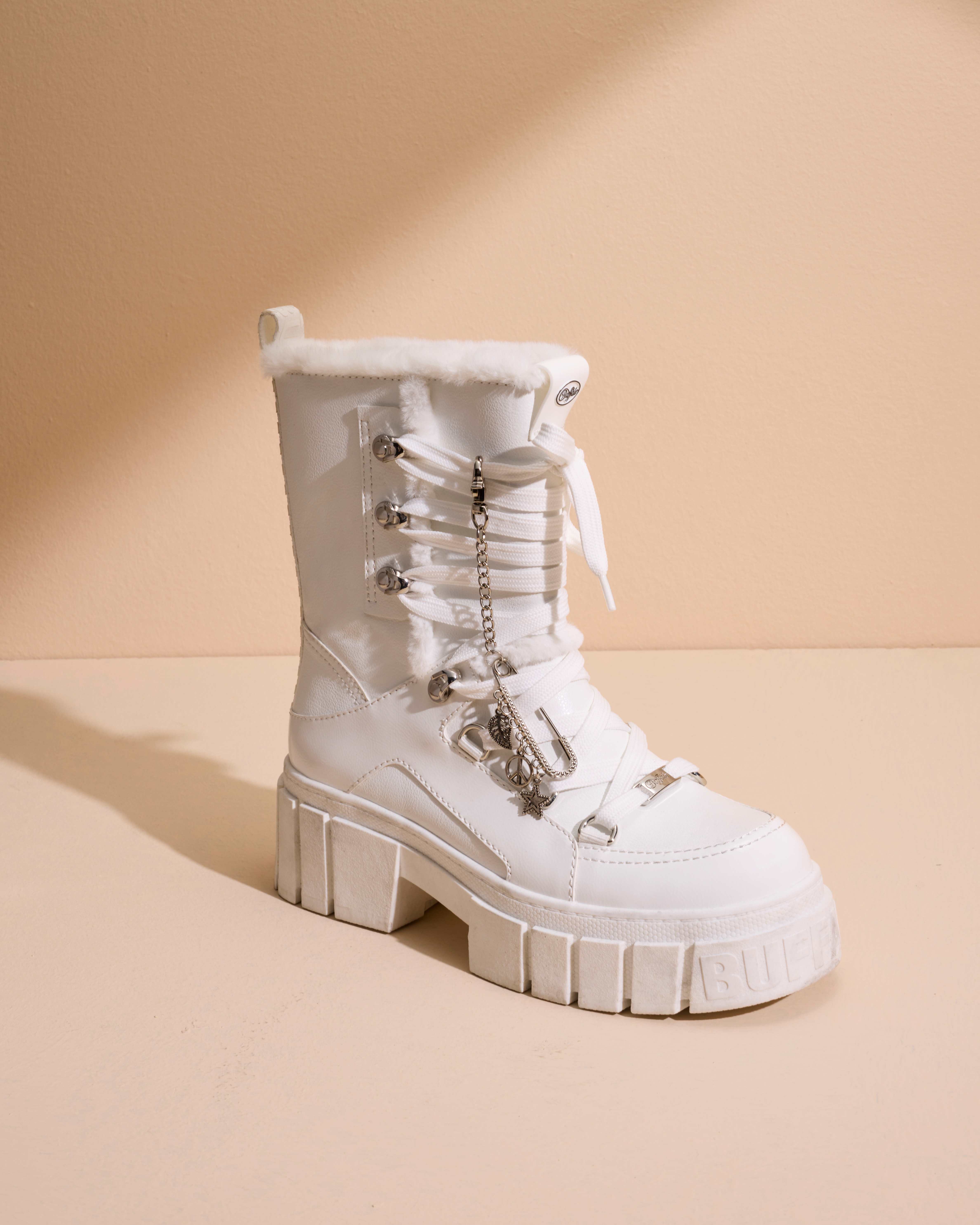 Boot in Beige mit Ketten-Applikationen an den Schnürsenkeln