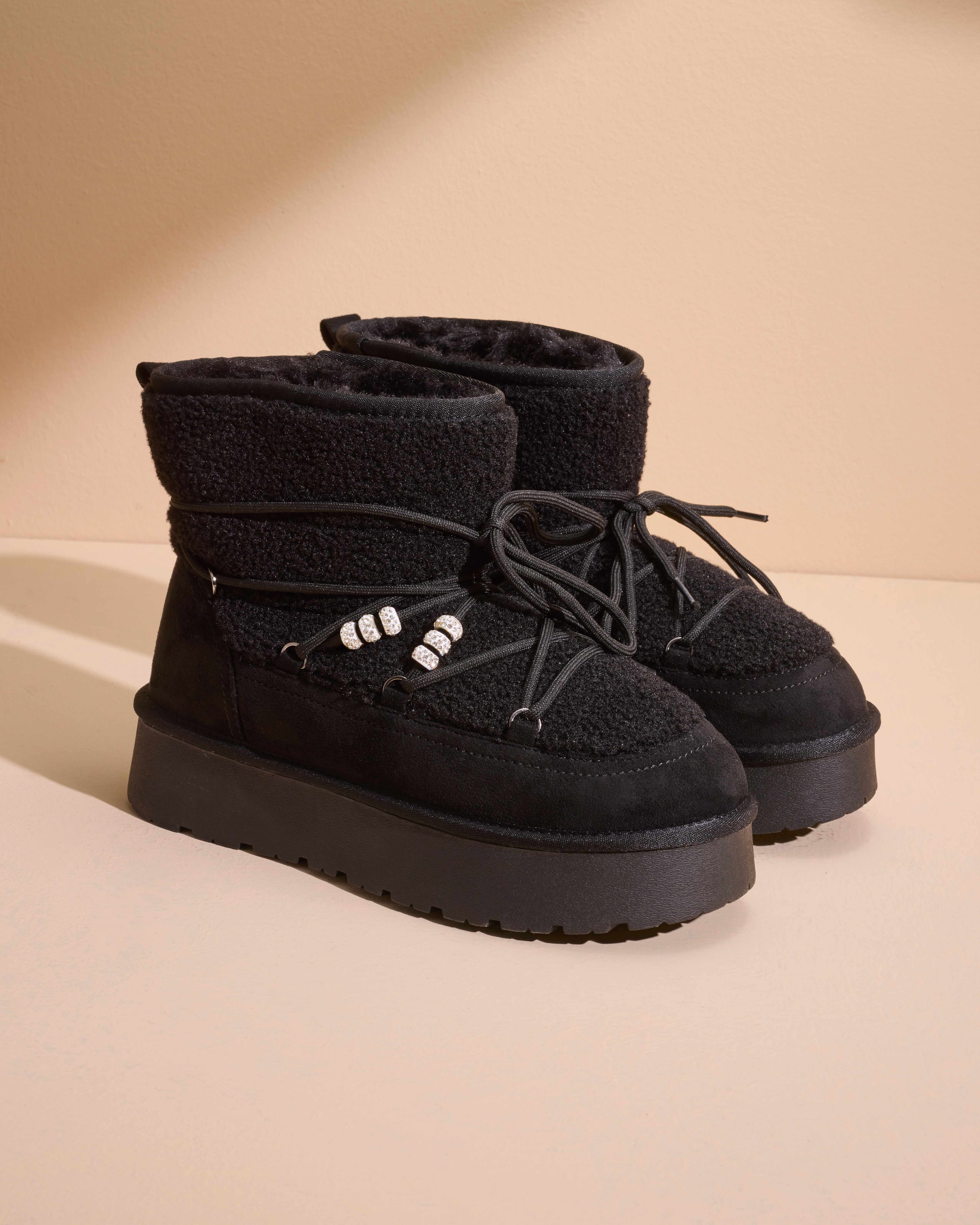 Schwarze Snow Boots mit Perlen-Applikationen an den Schnürsenkeln