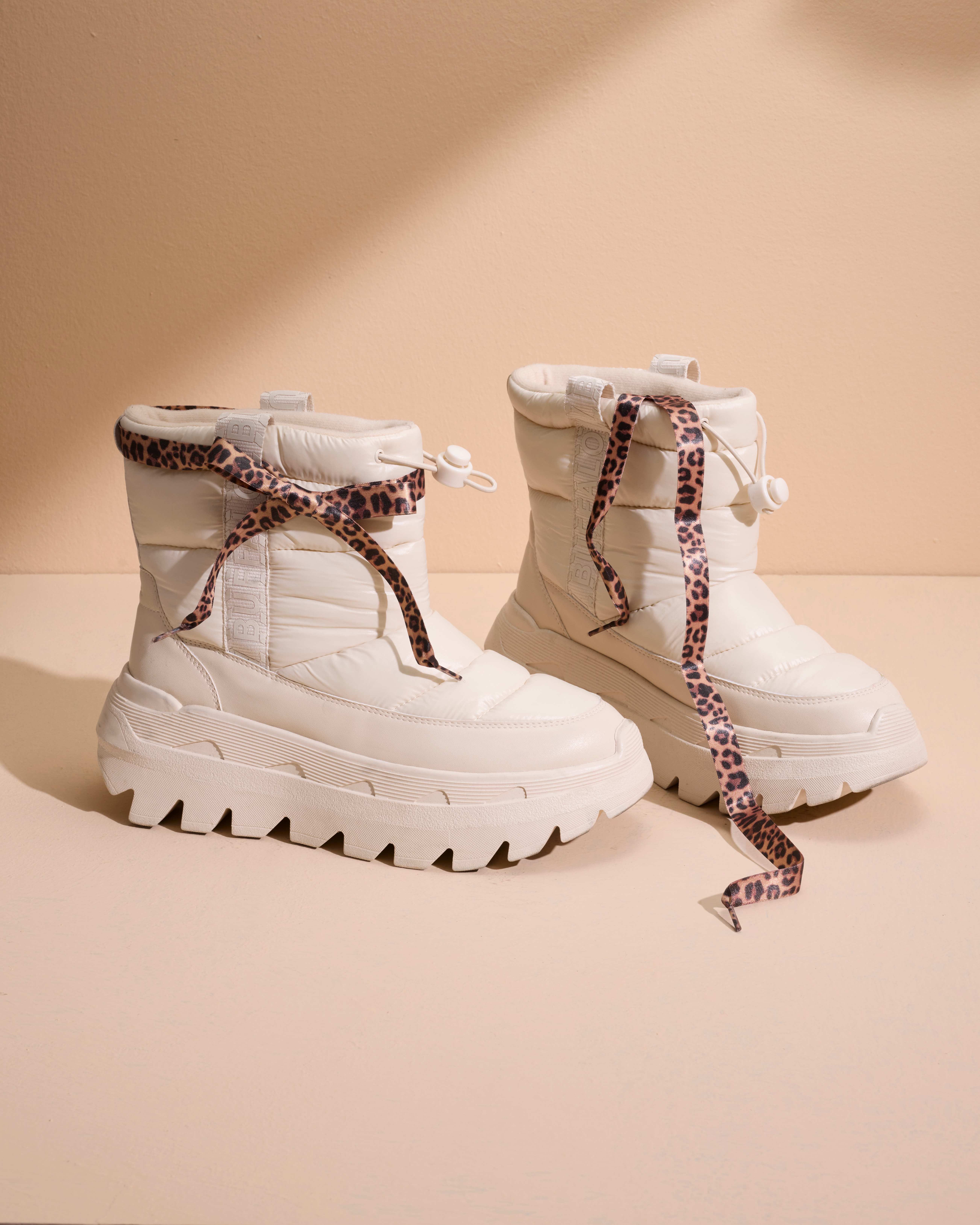 Beige Boots mit extravaganten Schleifen-Schnürsenkeln in Animal Print-Optik