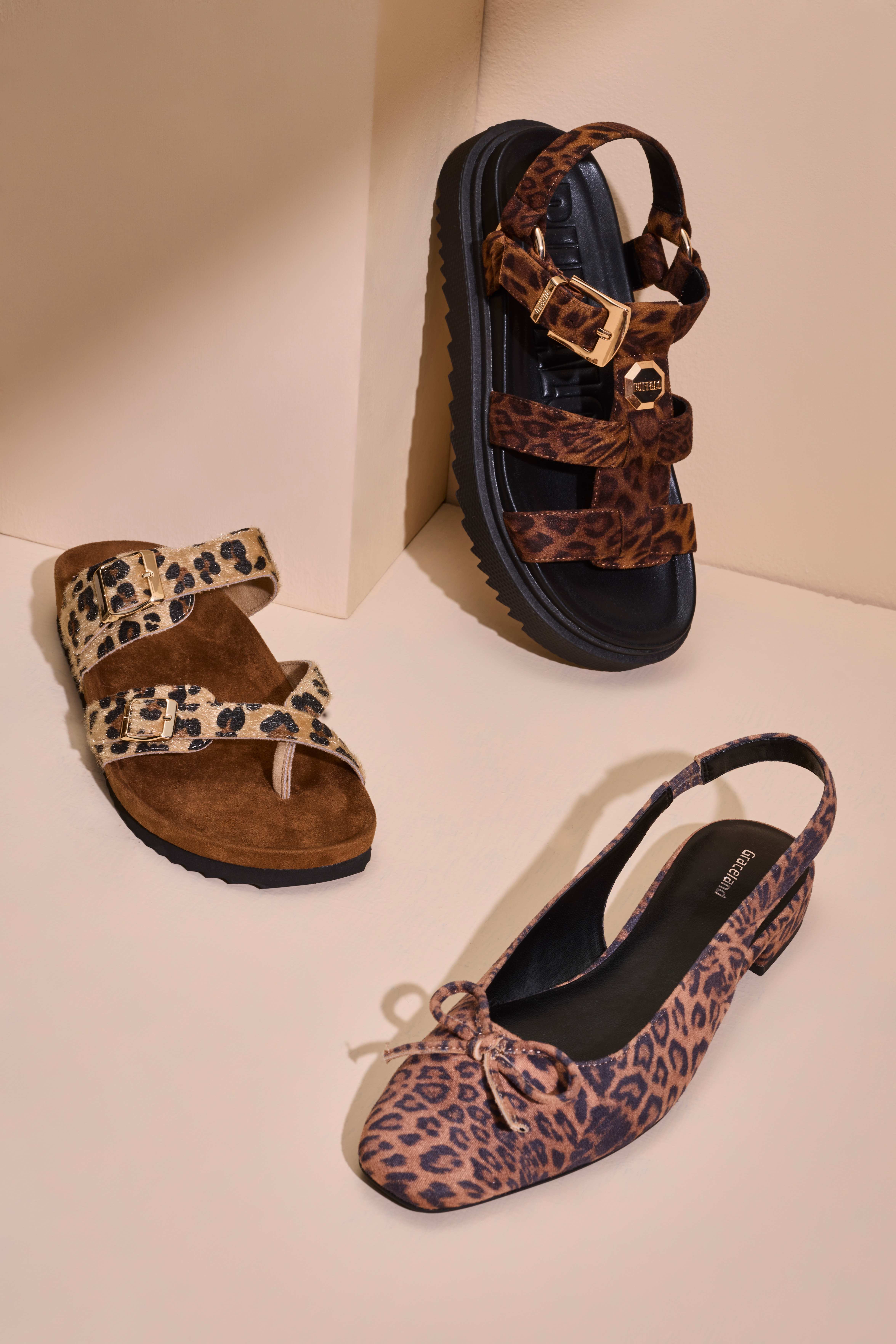 Plateau-Schuhe und Slingbacks im Leoparden-Muster