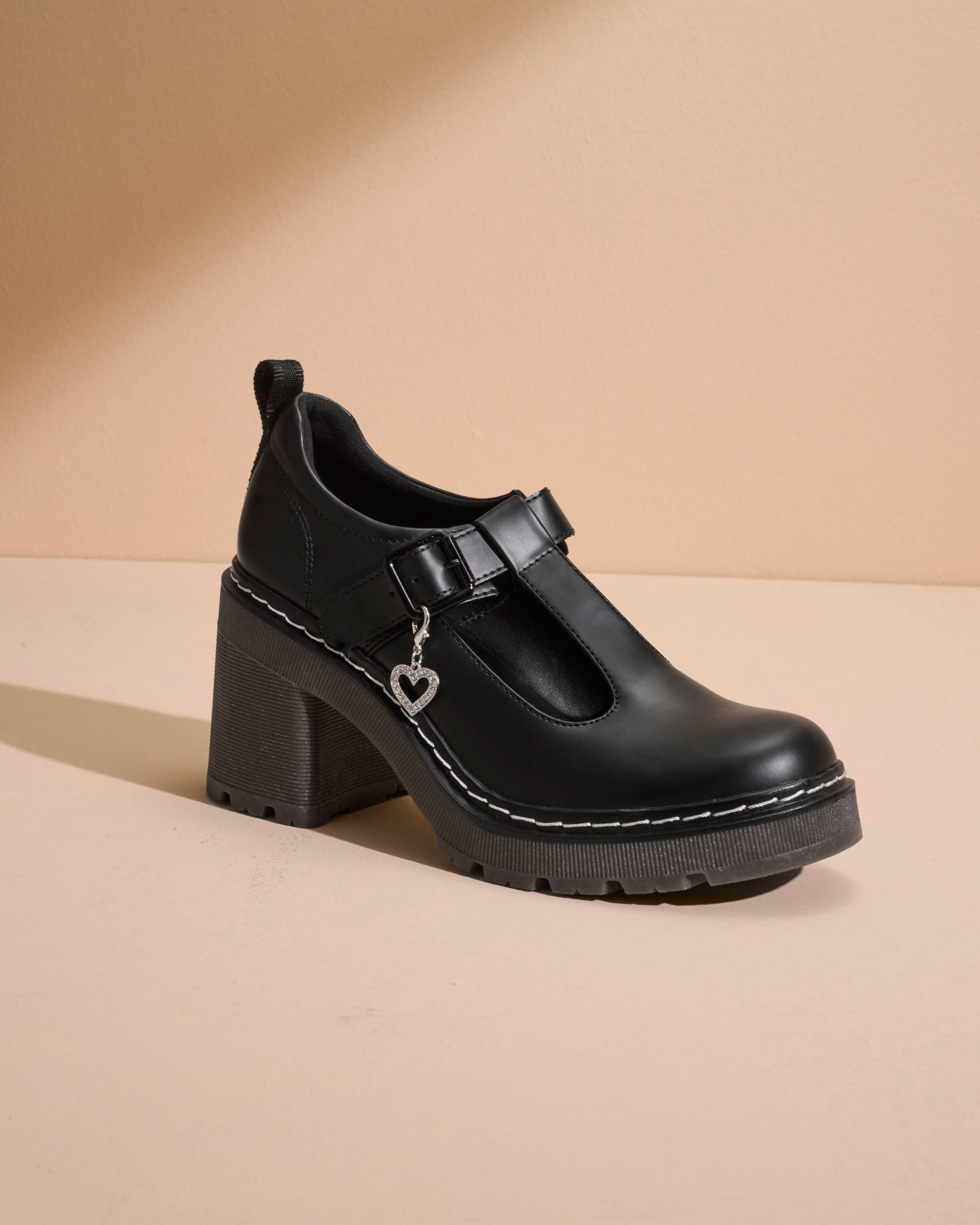 Schwarzer Pump mit Blockabsatz, Schnalle und Herzanhänger-Applikation
