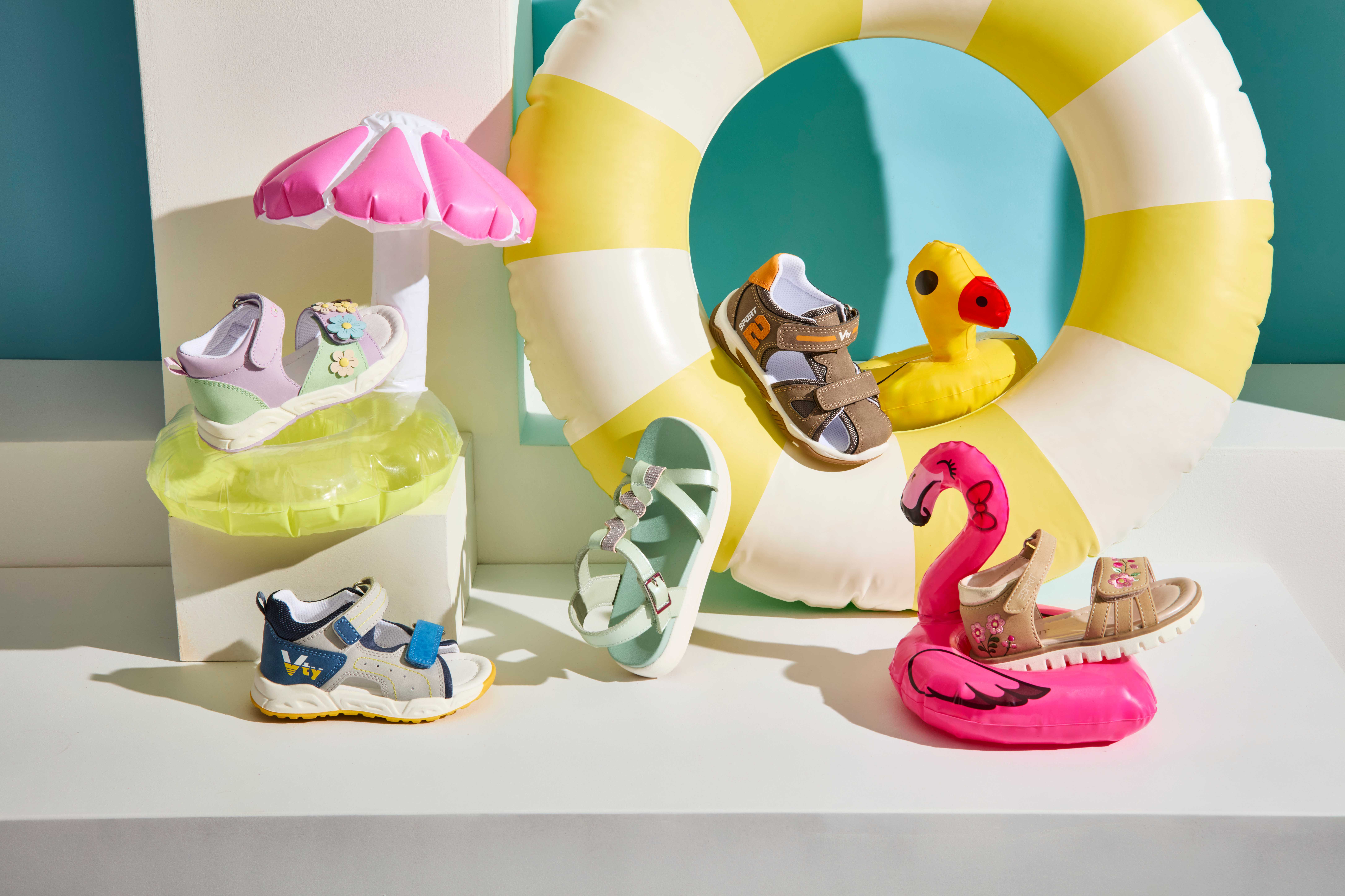 Bunter Kindersandalen in einer aufblasbaren Pool-Kulisse