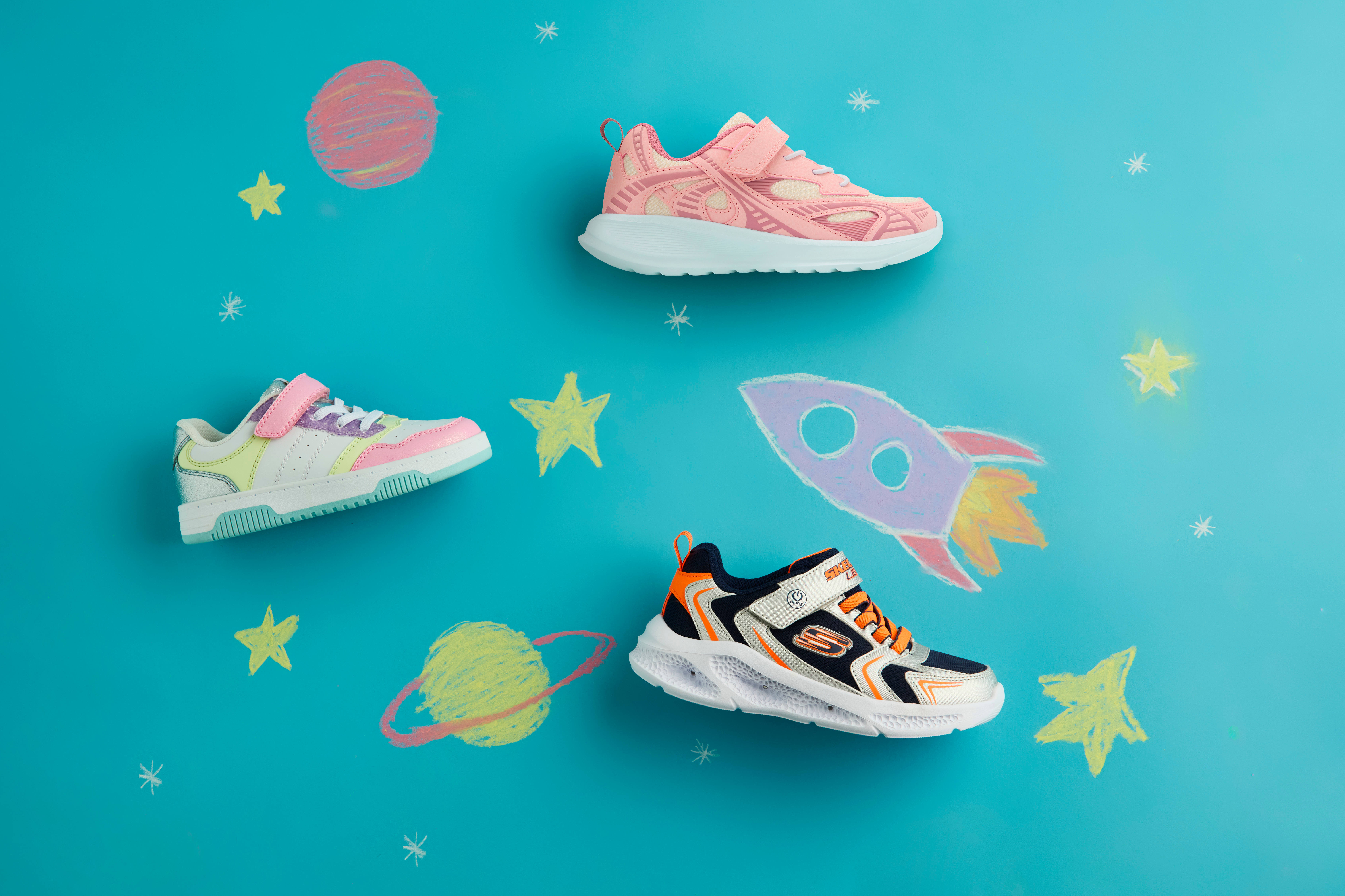 Kinderschuhe auf türkisfarbenem Boden, optisch schwebend an bunten Luftballons