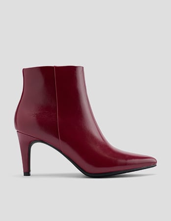 Dunkelrot glänzender Lackschuh mit geschlossenem Schaft und Absatz