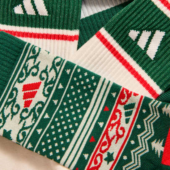 Mehrere Adidas-Strümpfe liegen wild übereinander