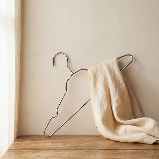 Kleiderbügel aus Metall gegen elektrostatische Aufladung