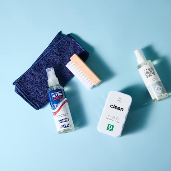 Auswahl von Putzutensilien zum Reinigen von Sneakern