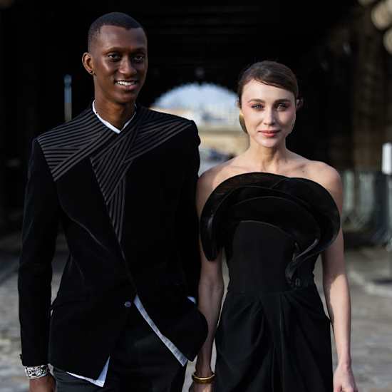 Mann und Frau in eleganten, schwarzen Outfits im Haute Couture-Look