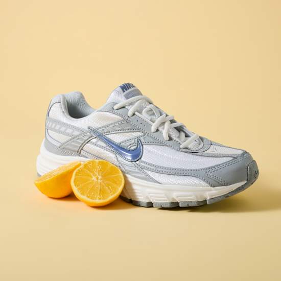 Zwei Zitronenschalen liegen vor stinkendem Schuh in Weiß