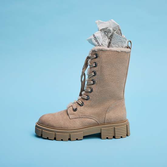 Stiefel, in dem Zeitungspapier zum Trocknen steckt