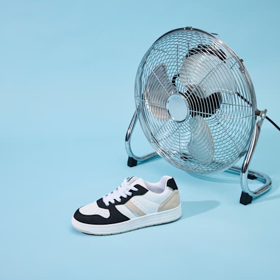 Sneaker-Schuh trocknet vor Ventilator