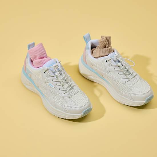 Zwei Schuhe, in denen Kleidungsstücke platziert sind