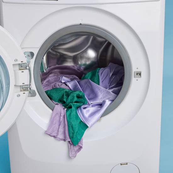 Mehrere Kleidungsstücke aus Seide in einer Waschmaschine