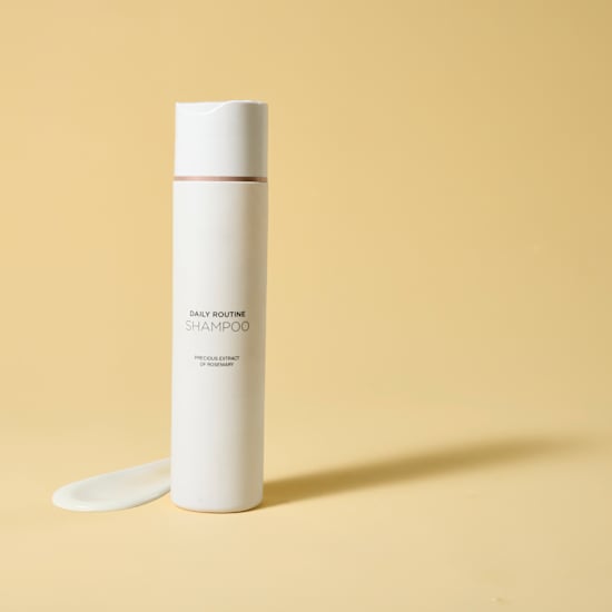 Dose Shampoo als praktische Reinigungshilfe für Kleidung