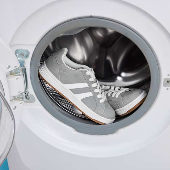 Ein Paar Sneaker steht in einer Waschmaschine