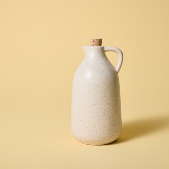 Traditionelles Gefäß mit Korken, gefüllt mit Essig