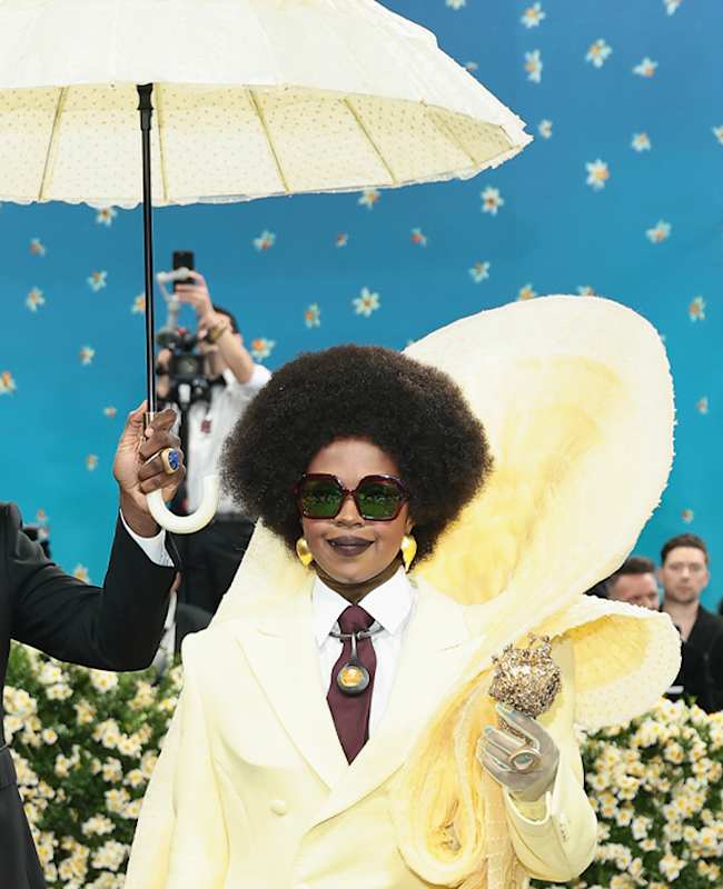 Sängerin Lauryn Hill in knallgelbem Outfit auf der Met Gala