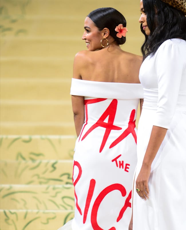 Politikerin Alexandria Ocasio-Cortez mit "Tax the Rich"-Kleid