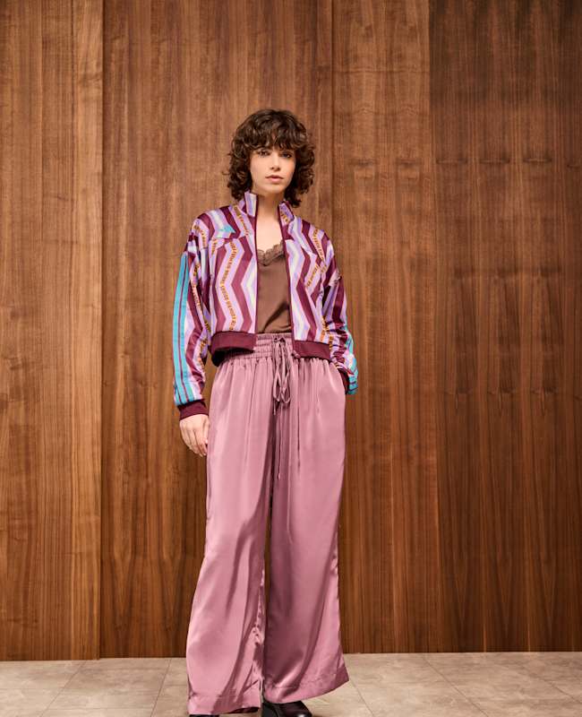 Frau in lässigem Satin-Look in Lila-Metallic