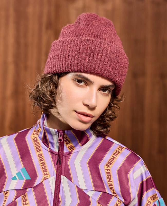 Frau in rot-weißem Shirt trägt weinroten Beanie