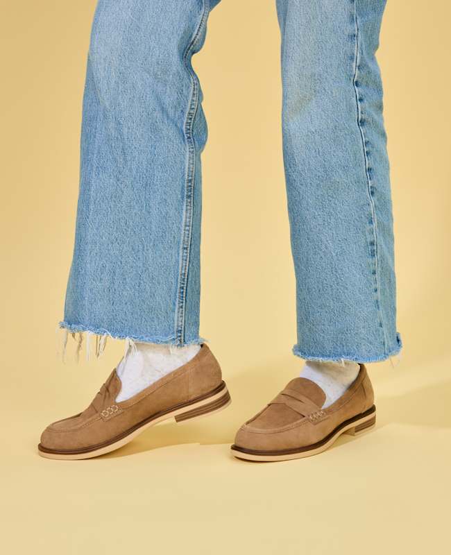 Frau in Jeanshose und braunen Wildlederschuhen